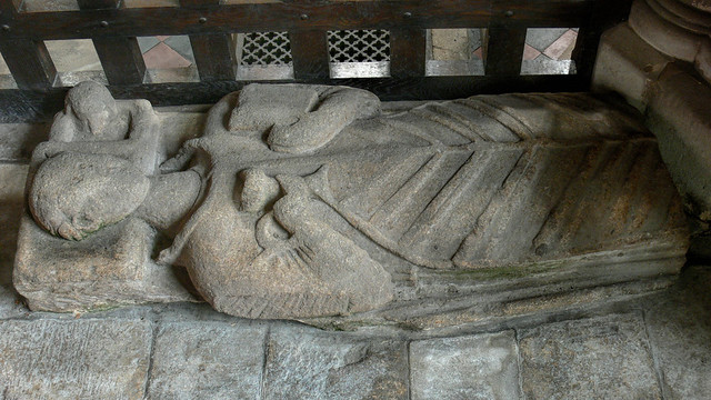 Effigie de prêtre - Geddington, Northamtonshire