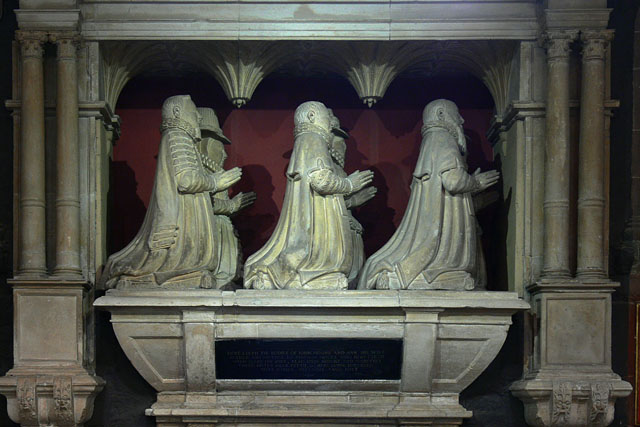Wall Monument Tudor, Elizabethan costume, worcester cathedral