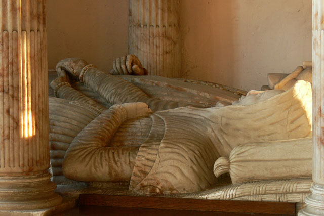 Effigy of Sir John Throckmorton, marble tomb